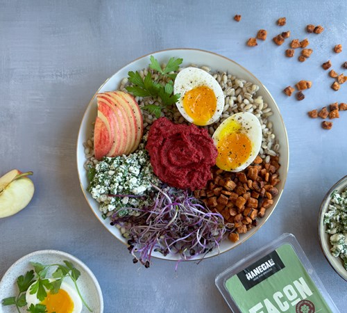 Frokostbowl med Facon, æg og rødbedehummus