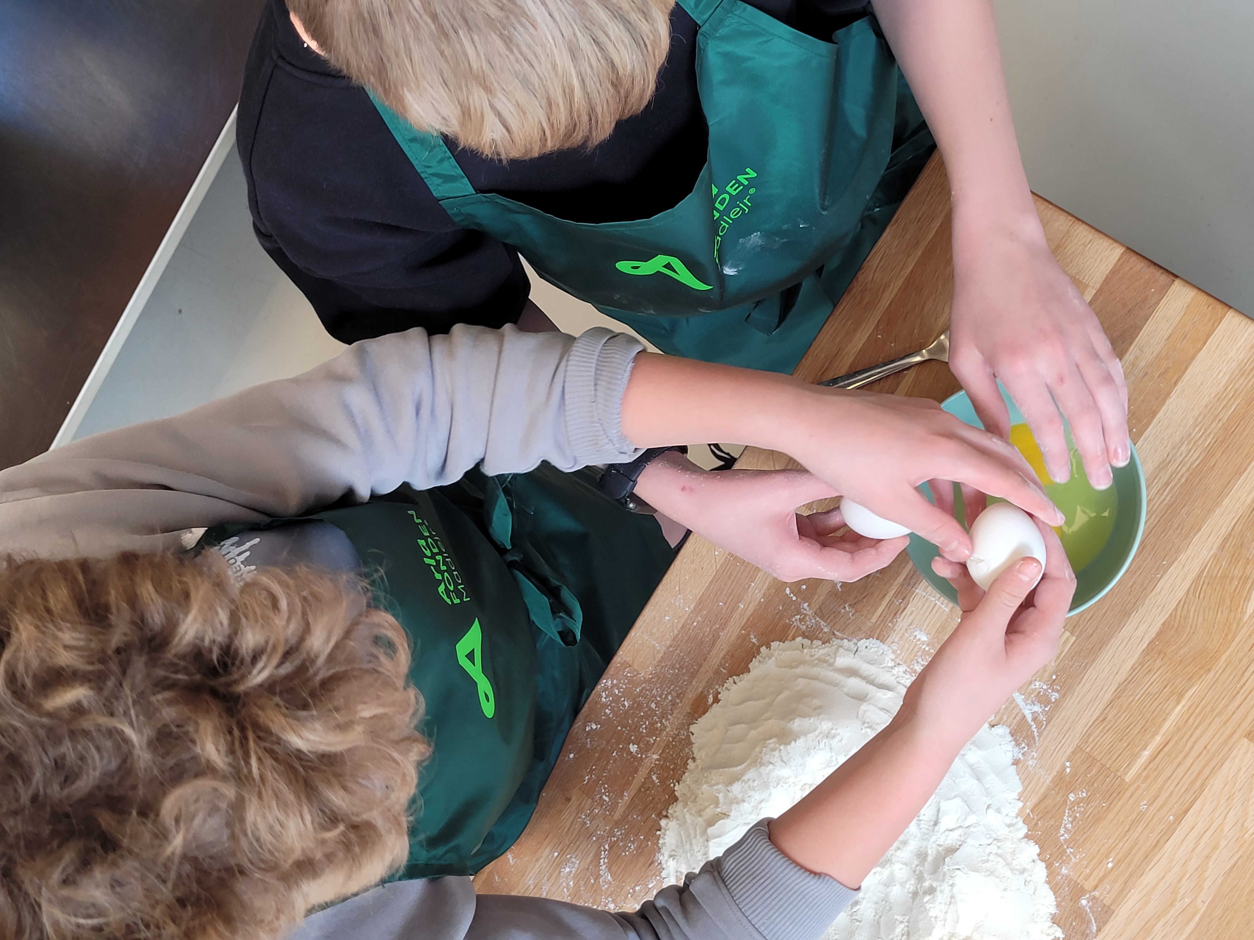 I GODT SELSKAB OMKRING MADGLÆDEN